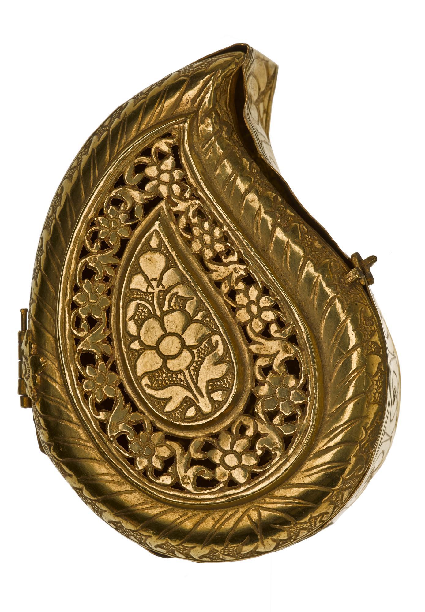Box of gold for betel (pan-dan), in the shape of a buta, with hinged lid decorated with floral pattern in chased work and open work.