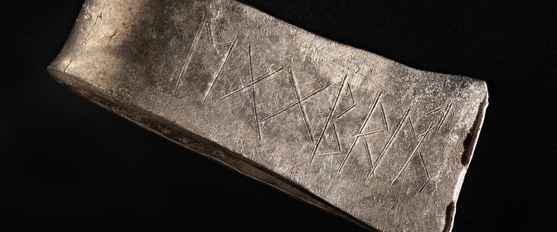 Runic ring with markings.