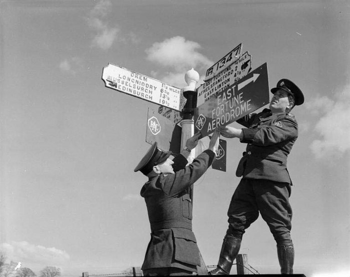 Rac Patrolmen Erecting Sign For East Fortune Airport 1961