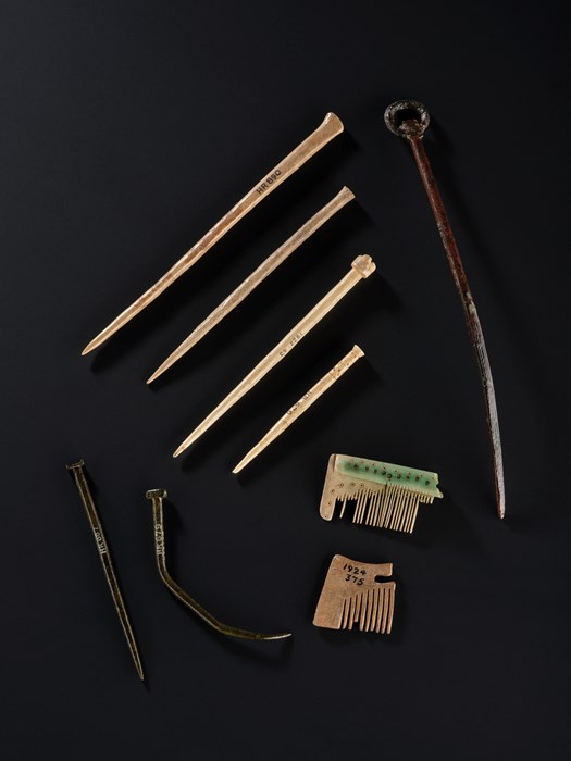 Collection of 2 combs and 7 hair pins